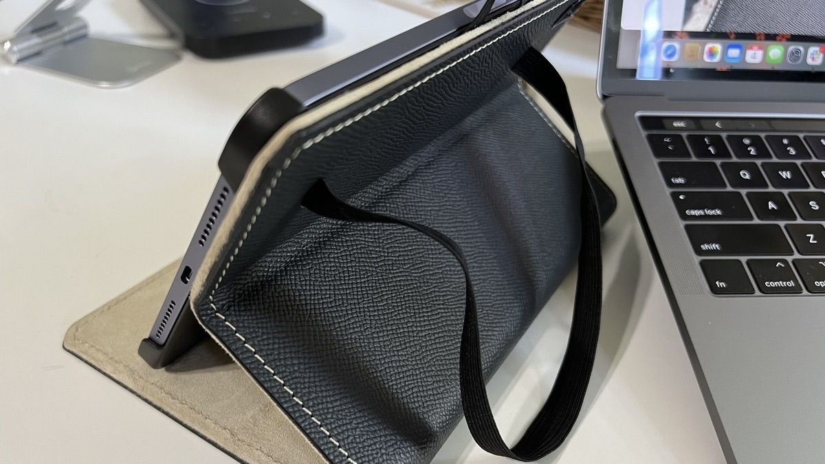 Dodocase Noblessa Leather Ipad Case Lifestyle Elastic Hanging