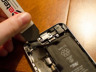 How to replace a broken Lightning dock in an iPhone 5s