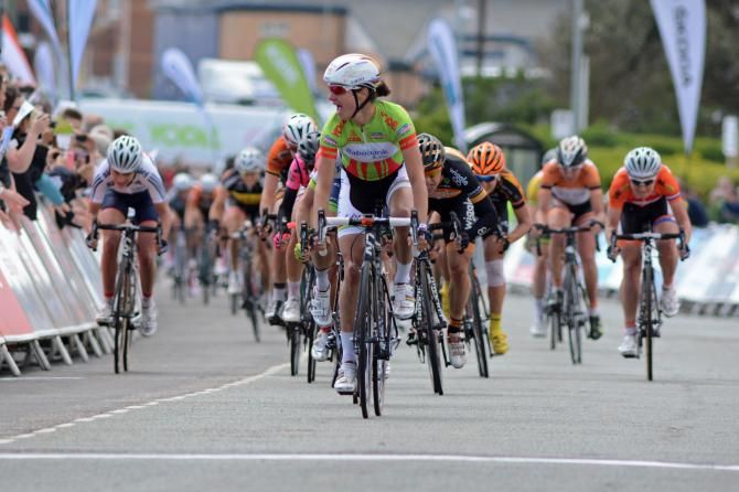 Marianne Vos has time to look behind her at the end of stage 3
