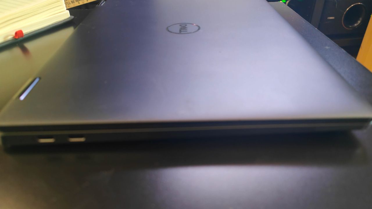 Dell Latitude 9330 2-in-1 Convertible left-hand ports