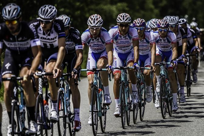 Giant-Shimano leads the race through stage 3