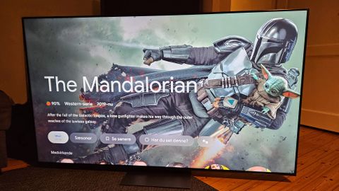 TCL C835 viser en infoskærm om The Mandalorian-tv serien