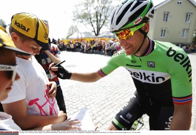 Lars Petter Nordhaug (Belkin) signing autographs for fans at the start of stage 3
