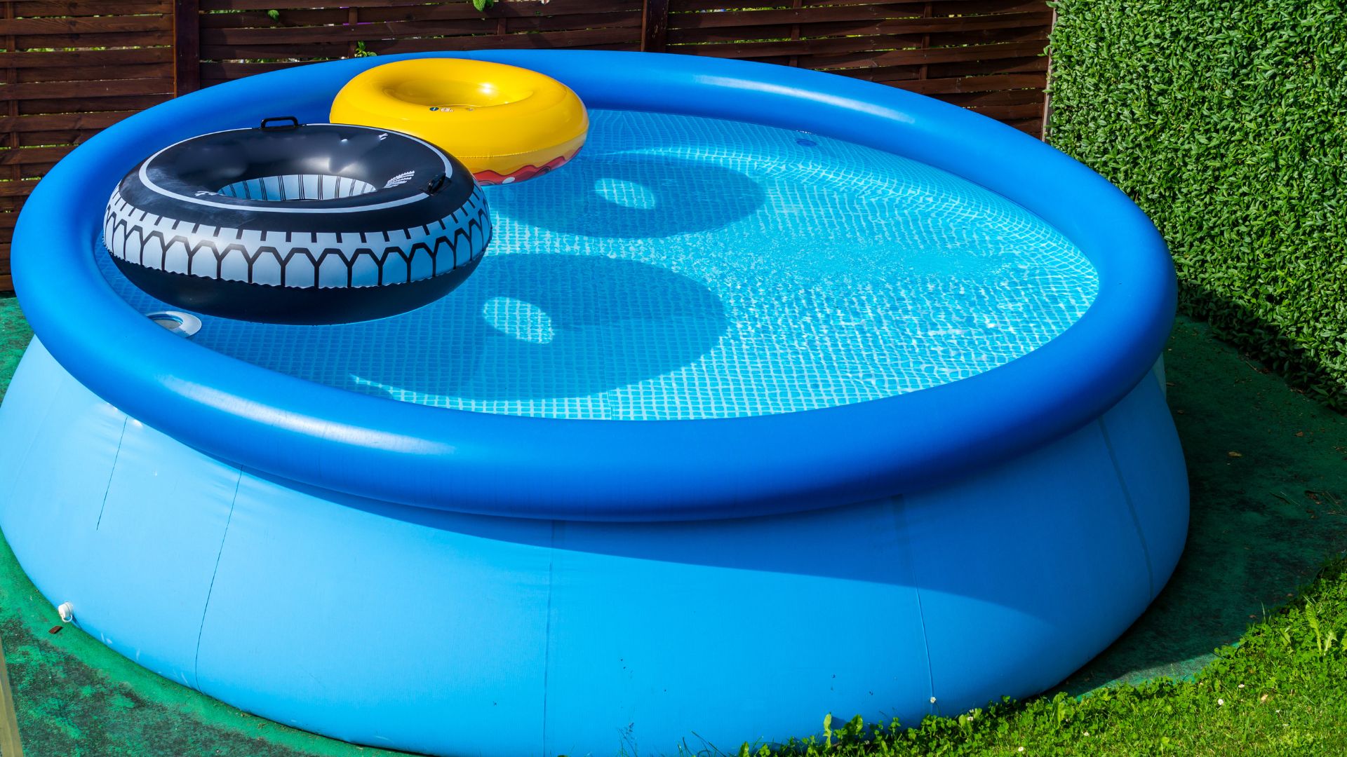picture of large paddling pool in garden with rubber rings