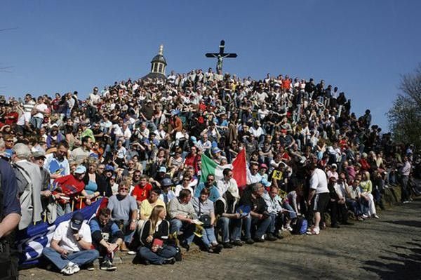 Crowds atop the Muur van Geraardsbergen
