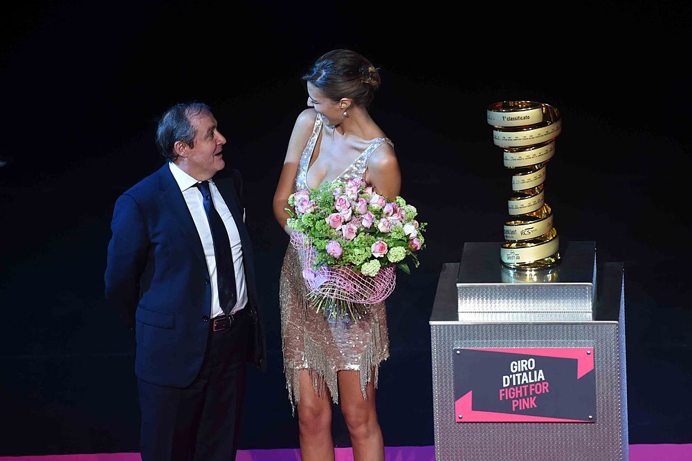 Cristina Chiabotto on stage with the Giro d'Italia trophy at the team presentation
