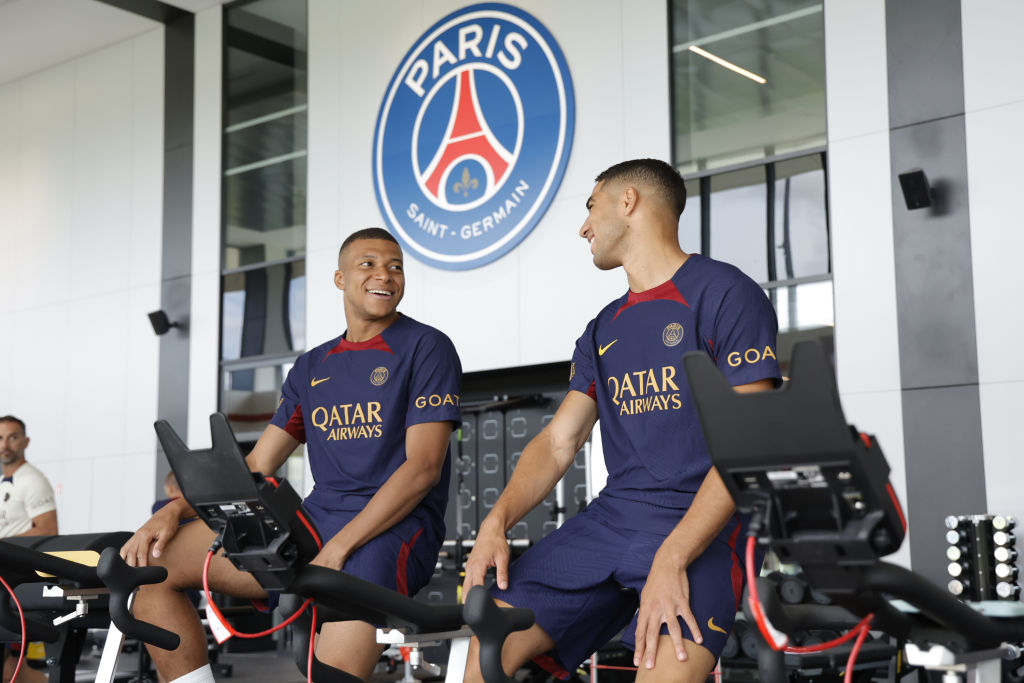  Kylian Mbappé (L) of Paris Saint-Germain during a fitness heart session at the PSG training heart on July 17, 2023 in Poissy, France.