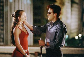 jennifer garner and ben affleck standing on a roof in the 2003 daredevil movie