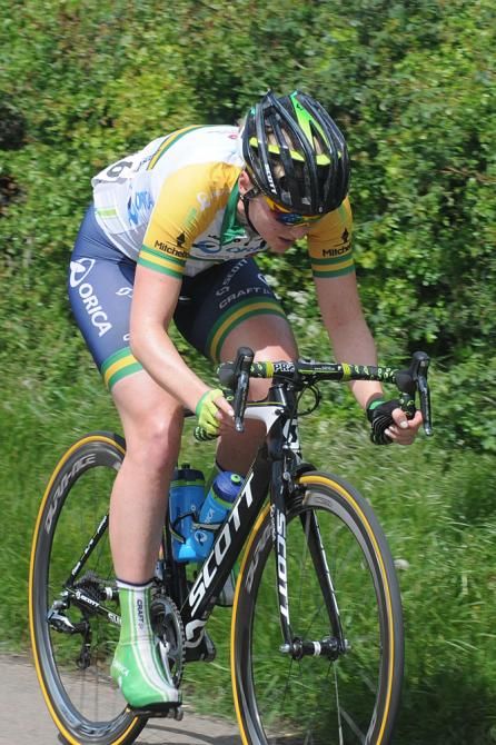 Gracie Elvin (Orica-AIS) in pursuit of Emma Pooley