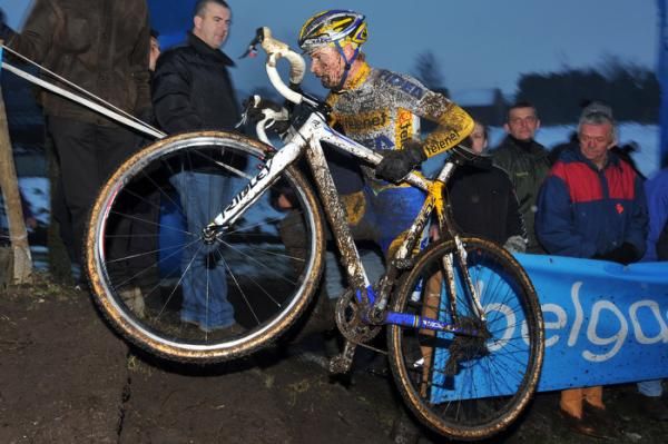 Kevin Pauwels (Telenet - Fidea) tackles a set of muddy stairs.