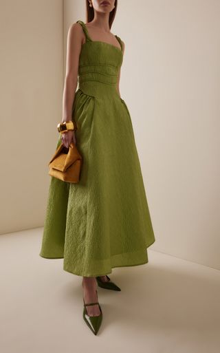 Q7UzHbWn5EUpagHsPZiaWM-320-80 أهم الاتجاهات من عرض Jacquemus Spring/Summer 2026