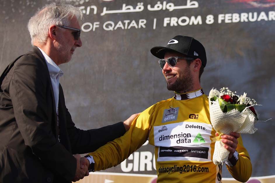 UCI President Brian Cookson shakes hands with Mark Cavendish
