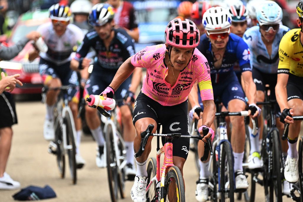 LAGOS DE COVADONGA SPAIN SEPTEMBER 03 Richard Carapaz of Ecuador and Team EF Education EasyPost competes in the feeding area during the La Vuelta 79th Tour of Spain 2024 Stage 16 a 1815km stage Luanco to Lagos de Covadonga 1069m UCIWT on September 03 2024 in Lagos de Covadonga Spain Photo by Tim de WaeleGetty Images