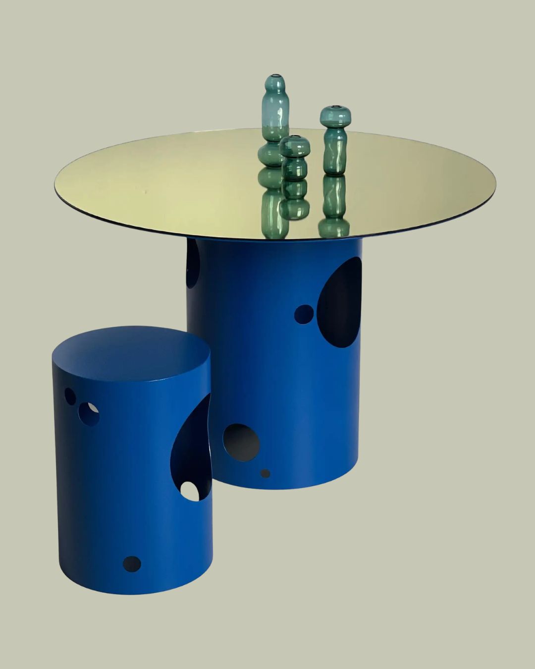 Sil&amp;ouml;s Round Dining Table by Spinzi Milano in Electric Blue Metal against pale green background.