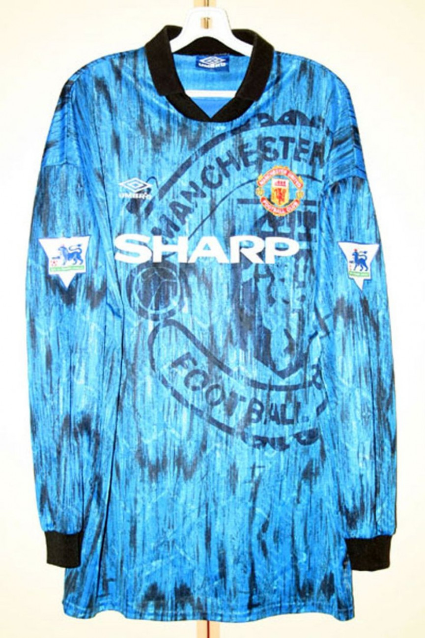 50-worst-football-kits-ever-34-1556697309-acLs-column-width-inline