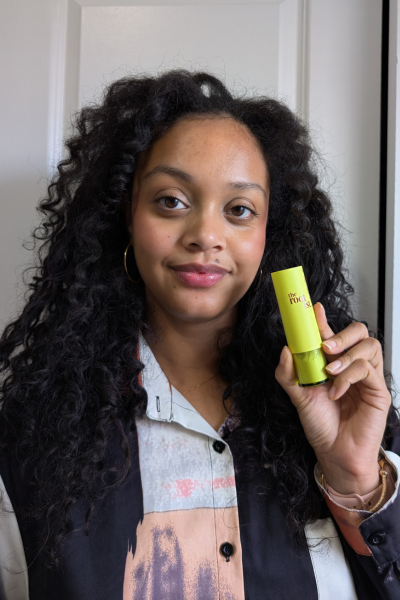 Photos of tester Shauna Beni-Haynes before and after using the Rootist Dry Shampoo Powder 