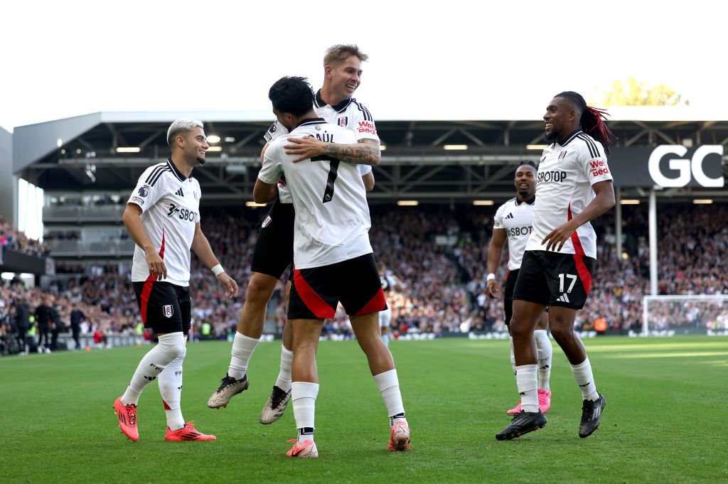 Raul Jimenez of Fulham celebrates scoring his team&#039;s first goal with teammates during the Premier League match between Fulham FC and Aston Villa FC at Craven Cottage on October 19, 2024 in London, England.