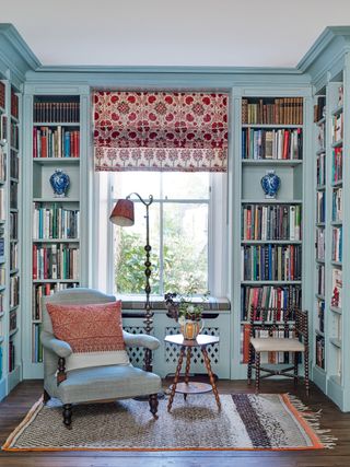 Book storage ideas in a blue room