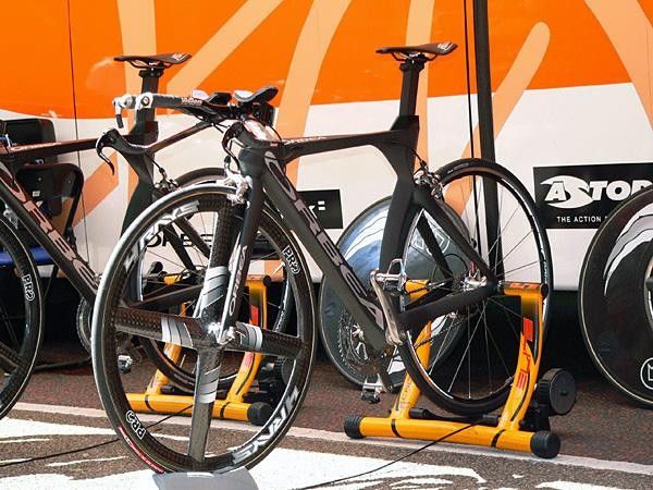 The riders of Euskaltel-Euskadi headed out on the course aboard new Ordu machines from Orbea.