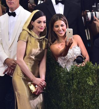 met gala - anne hathaway selfie