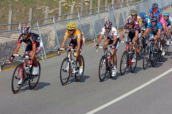 Alejandro Valverde (Caisse d'Epargne) follows Pereiro