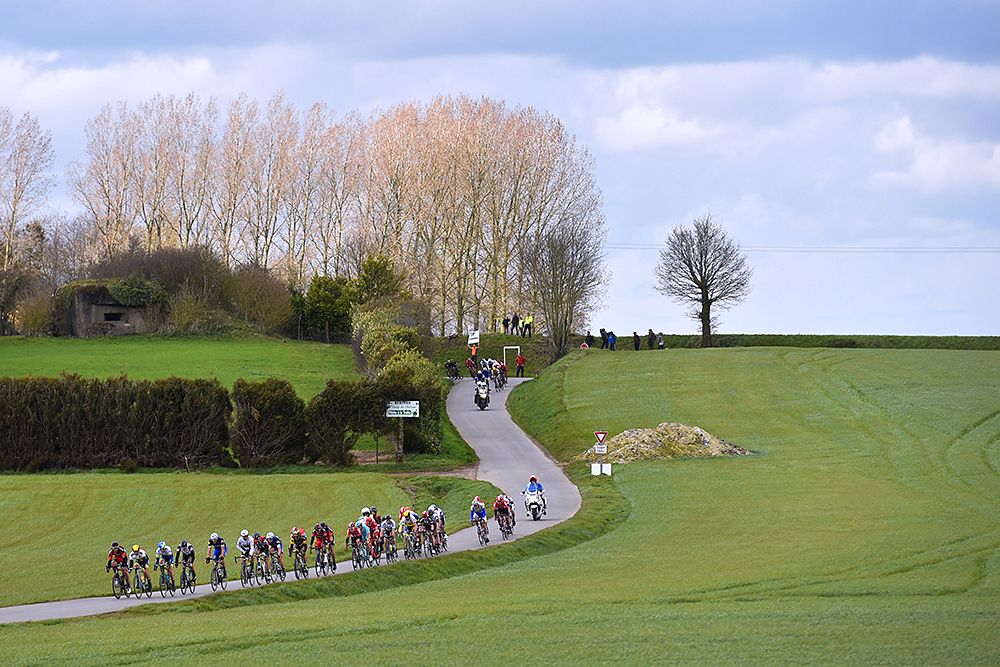 The peloton winding its way through the parcours at Gent-Wevelgem