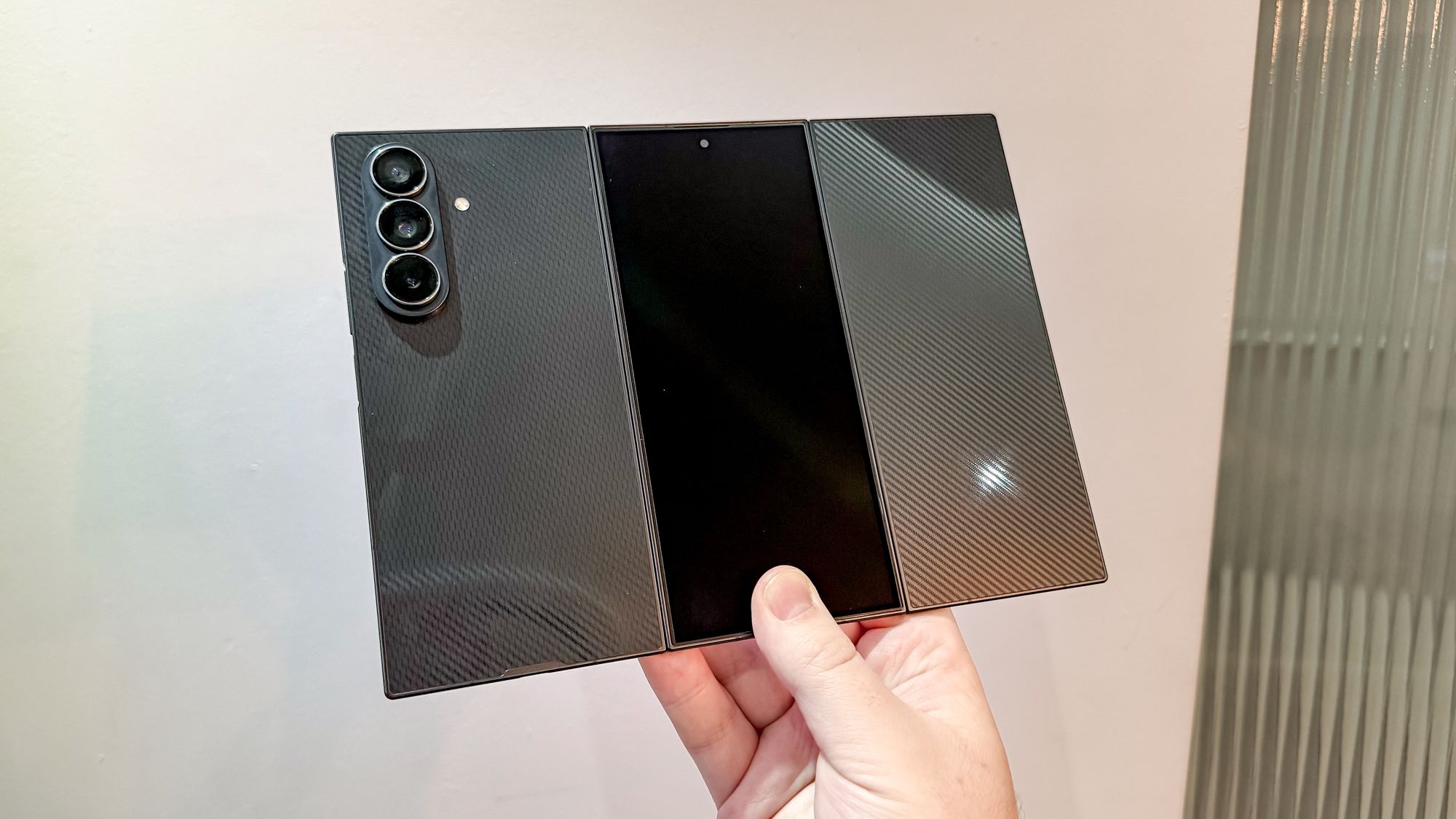 من یک بررسی عملی برای Samsung Galaxy Z TriFold ارائه کرده‌ام و به نظر می‌رسد بهترین و بدترین گوشی‌های تاشو به ۱۱ رسیده است.