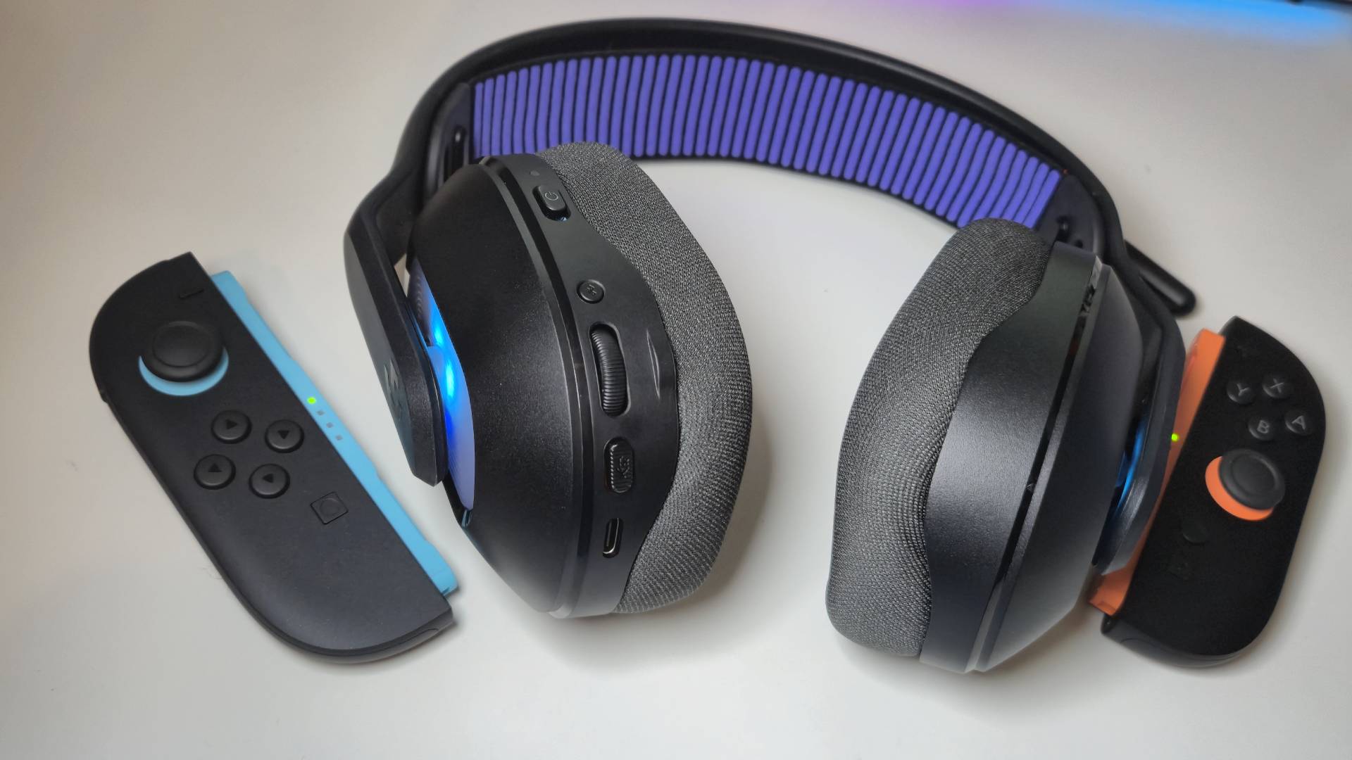 Photo by Rosalie Newcombe of the Logitech G522 with a pair of Switch 2 Joy-Con 2 controllers.
