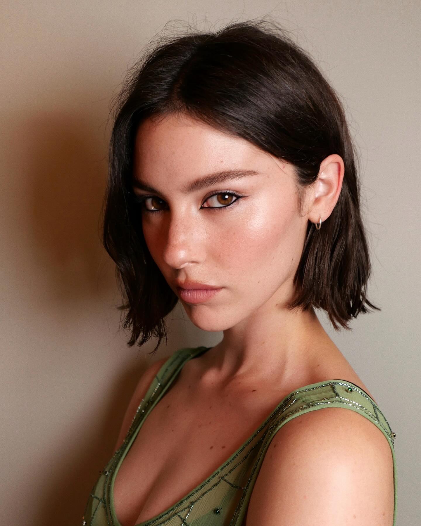 Gracie Abrams with a brunette short bob haircut