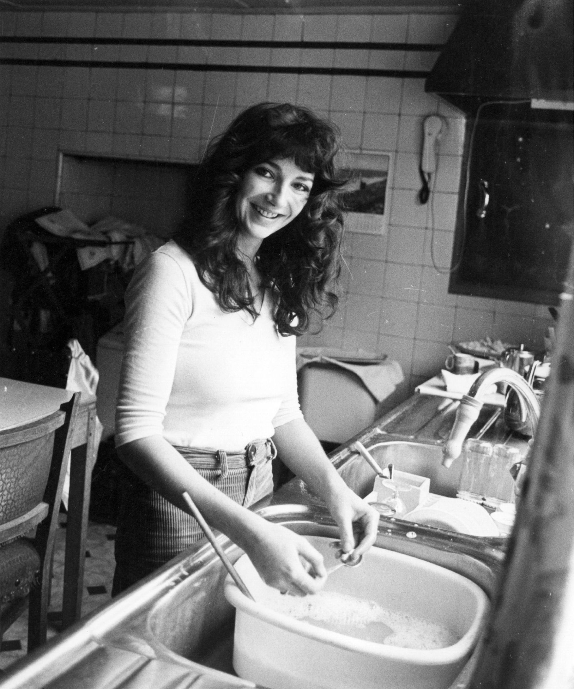 kate bush in her family's kitchen 1978