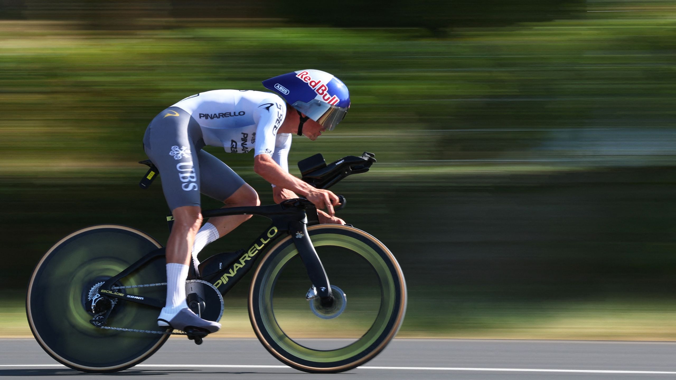 Tom Pidcock uses $995 Vasocooling mitts in the latest Tour de France heat mitigation strategy