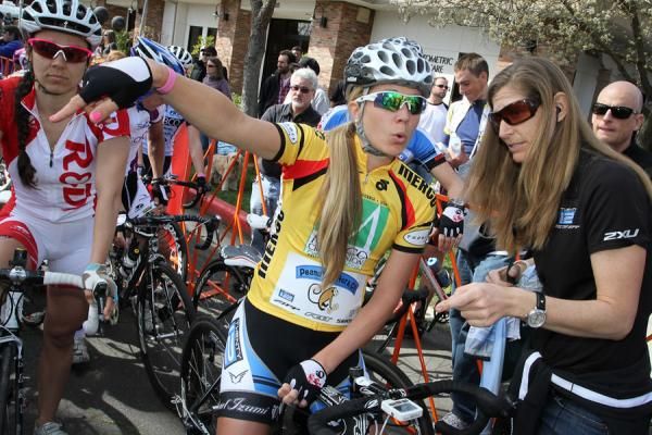 Alison Tetrick Starnes (Peanut Butter&amp;Co-Twenty12) has a last-minute chat with DS Giana Roberge just before start of women's race.
