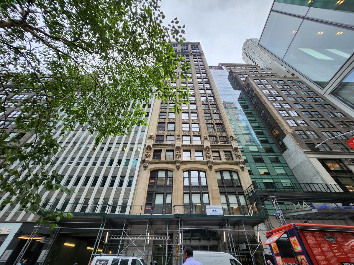 Samsung Galaxy Z Fold 4 daytime sample.