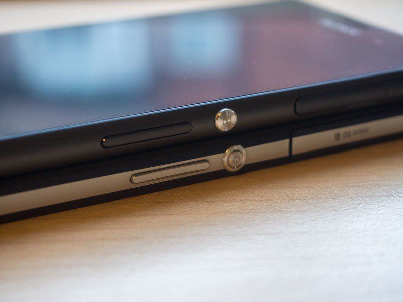 Xperia Z3 top, Xperia Z2 bottom