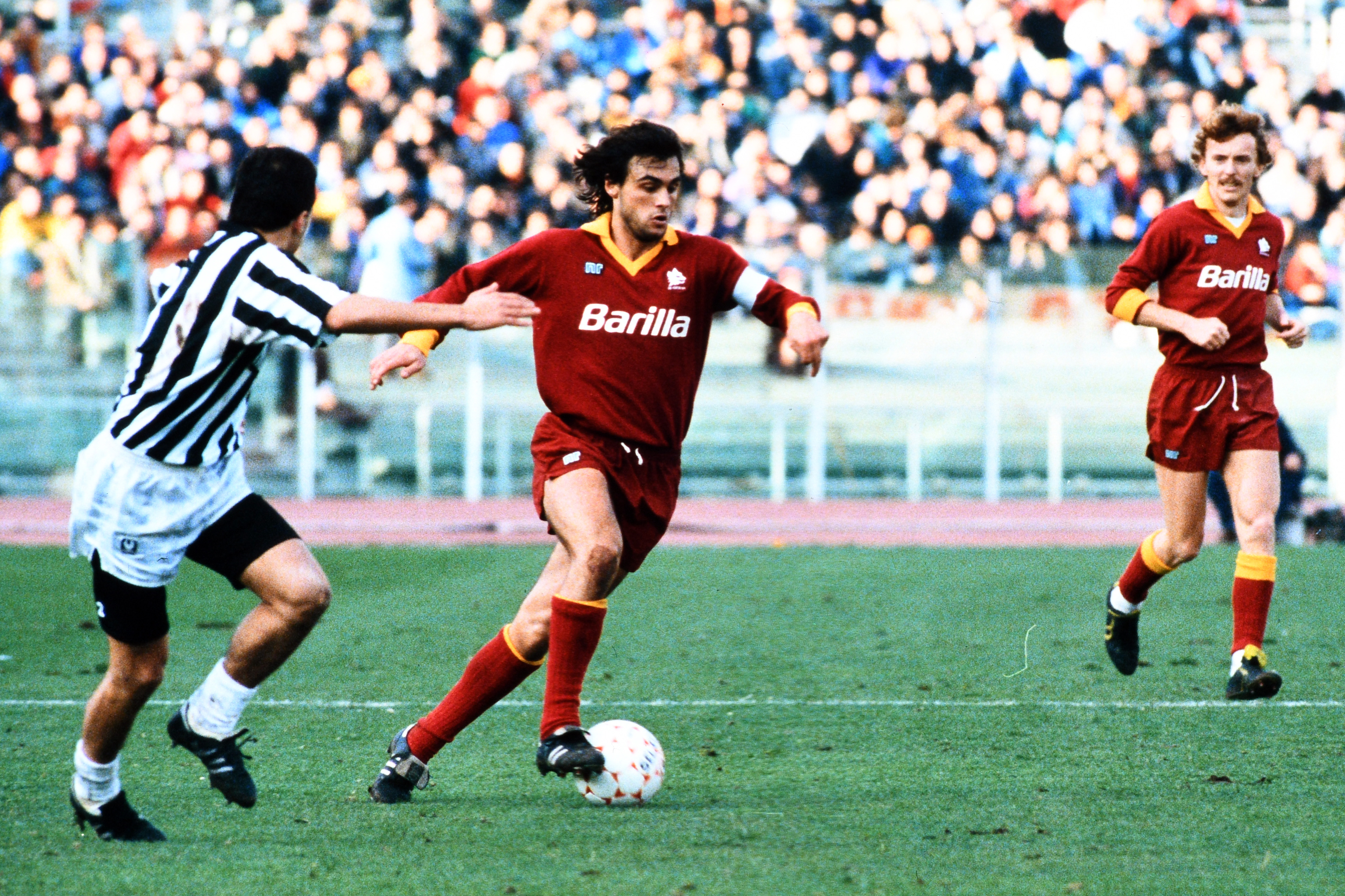 Giuseppe Giannini in palla con la Roma contro l'Ascoli nel gennaio 1988.