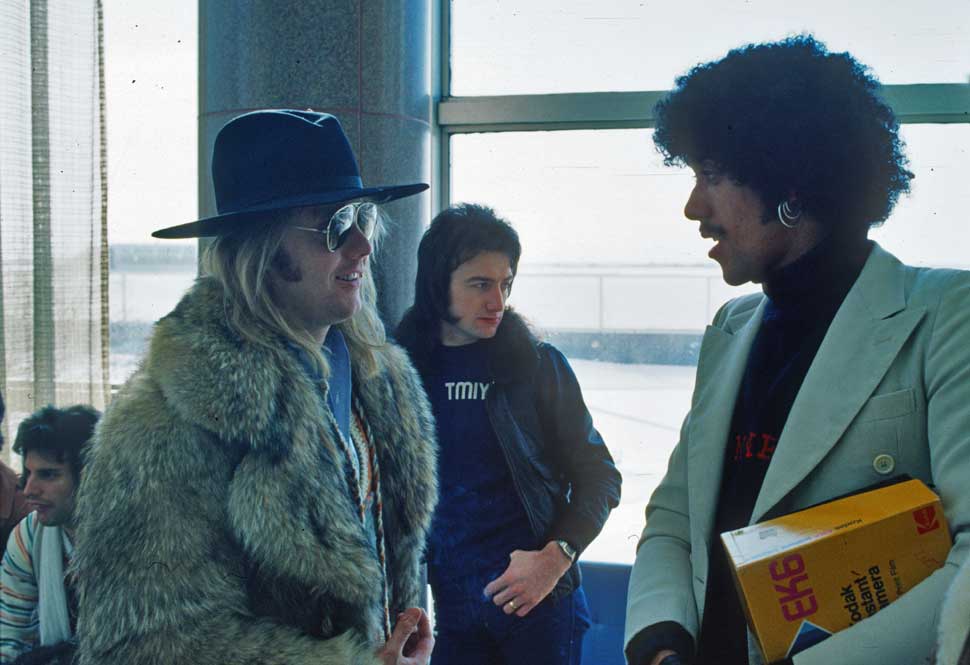 Roger Taylor in conversation with Phil Lynott during their Queen Lizzy tour.