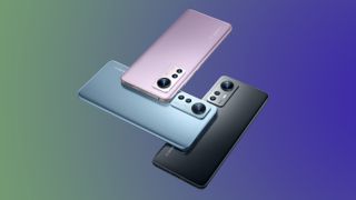 El Xiaomi 12 en sus tres colores disponibles: púrpura, azul y gris oscuro