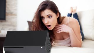 En kvinne virker sjokkert over å se baksiden av en Xbox Series X 