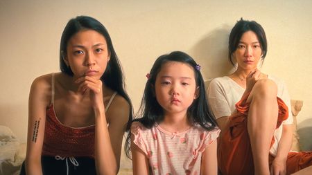 (L-R) Shih-Yuan Ma as I-Ann, Nina Ye as I-Jing and Janel Tsai as Shu-Fen in "Left-Handed Girl" (2025)
