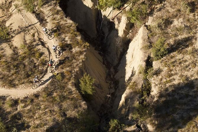 Karl Platt &amp; Urs Huber of Tean Bulls lead Marco Fontana &amp; Manuel Fumic of Cannondale Factory Racing