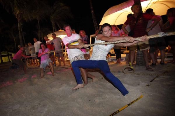 Marianne Vos has a go at the tug-of-war in Curacao.