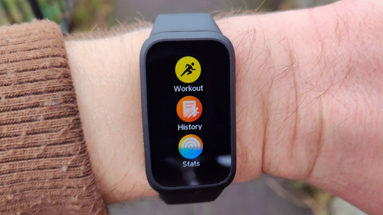 Xiaomi Smart Band 9 Active se usa en el parque.