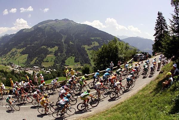 The bunch climbs through the beautiful scenery of the Alps.