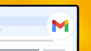 Een laptopscherm op een oranje achtergrond met het Gmail-logo en een inbox