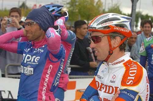 Gilberto Simoni (Lampre-Cafitta) and Leonardo Bertagnolli (Cofidis) line up at the start in Logro&ntilde;o.