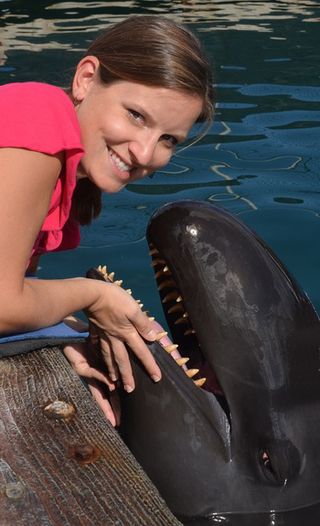 Graduate student Laura Kloepper with Kina the false killer whale