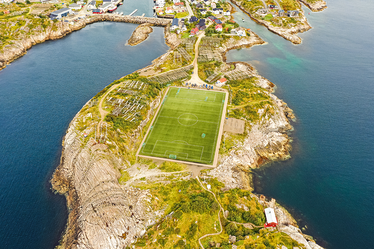 Il pittoresco stadio di Henningsvaer