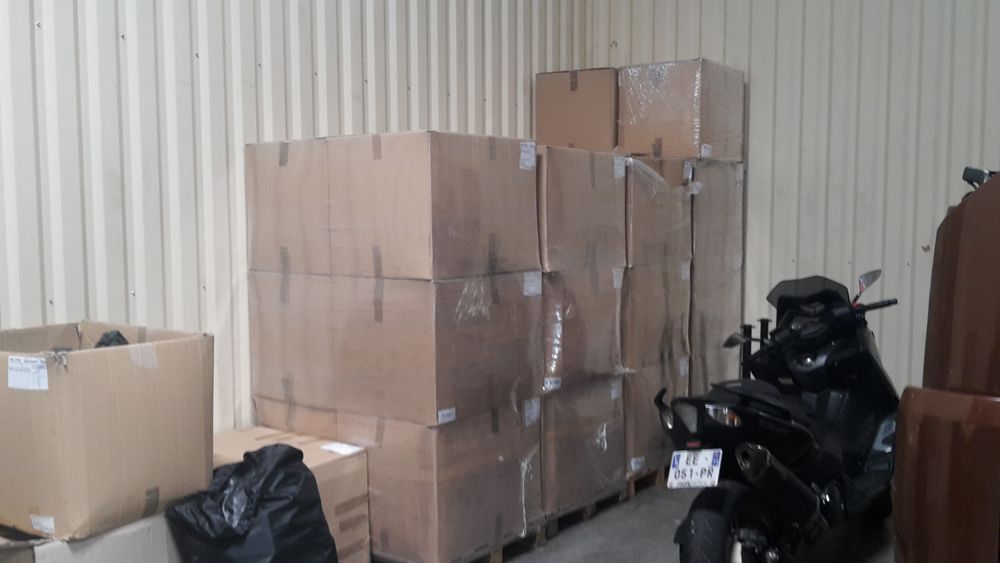 These boxes are full of bidons. The team will get through 25,000 this year