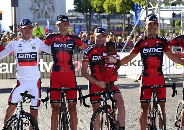 Members of the BMC Racing Team pose for a photo on the Champs-&Eacute;lys&eacute;es.