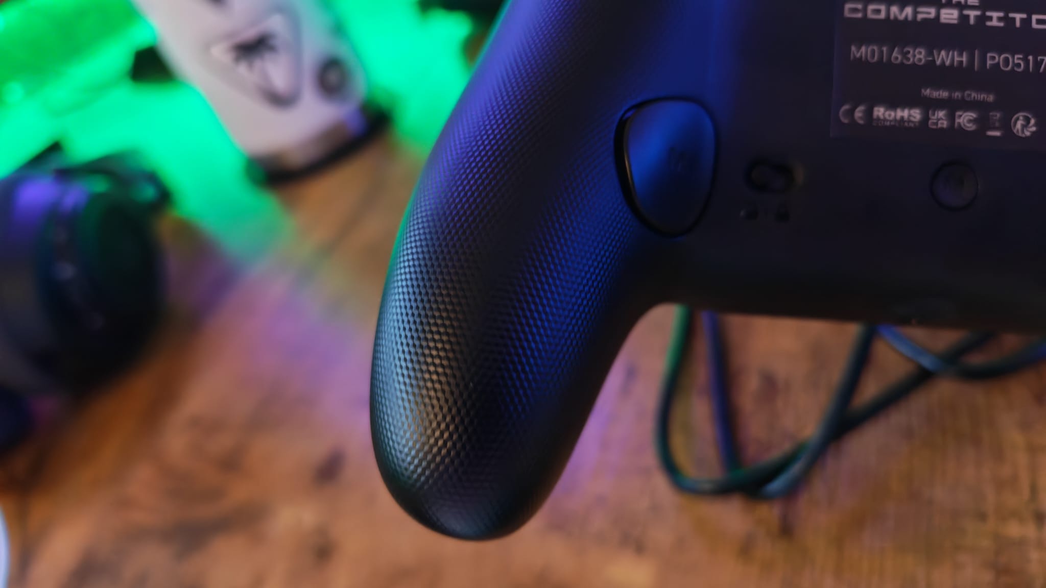 The dotted texture on the Hyperkin Competitor's grips
